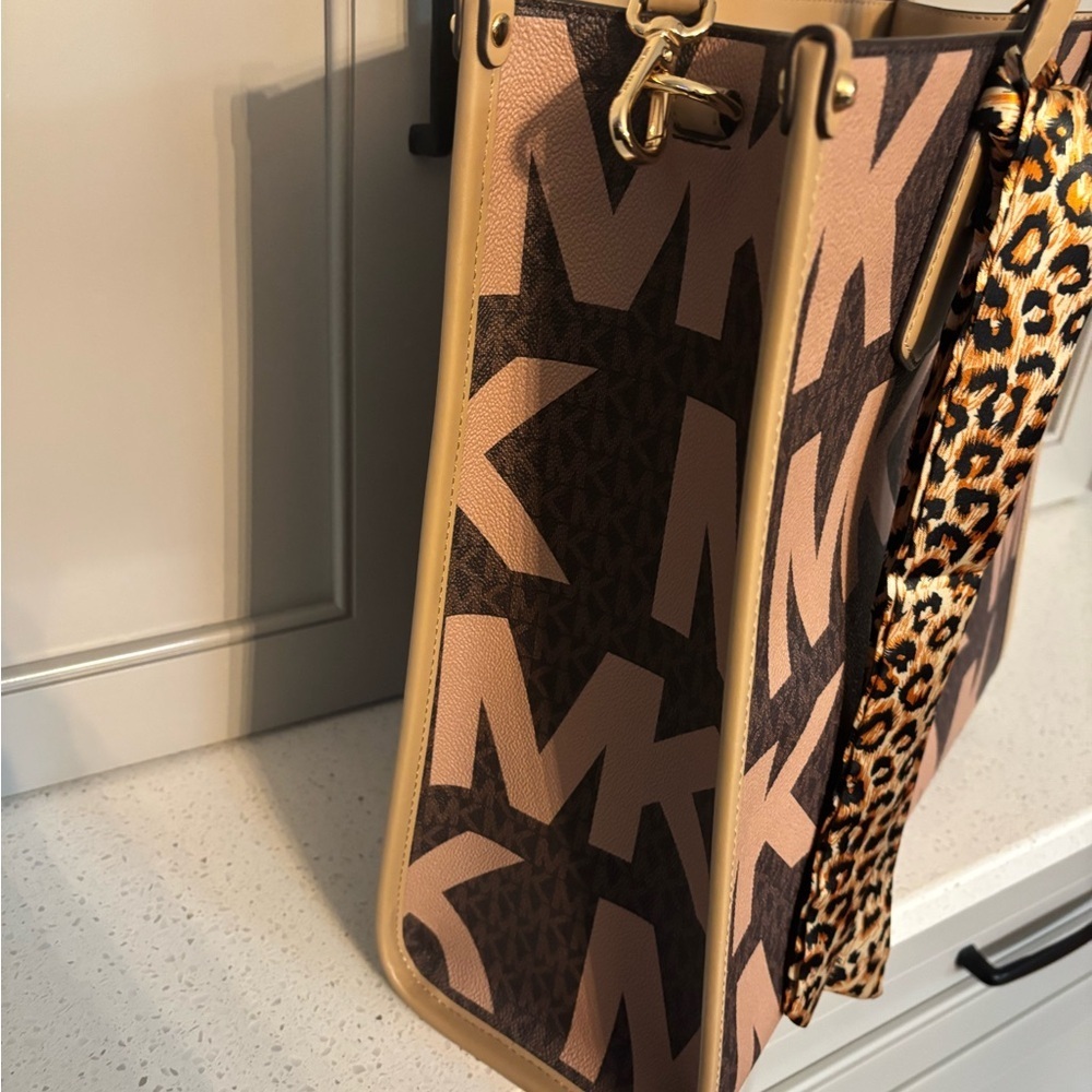 Michael Kors $398 Large Maple/Camel tote - Picture 4 of 10